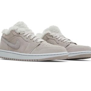 Jordan
Air Jordan 1 Low SE "Sherpa Fleece" sneakers size 8.5m
